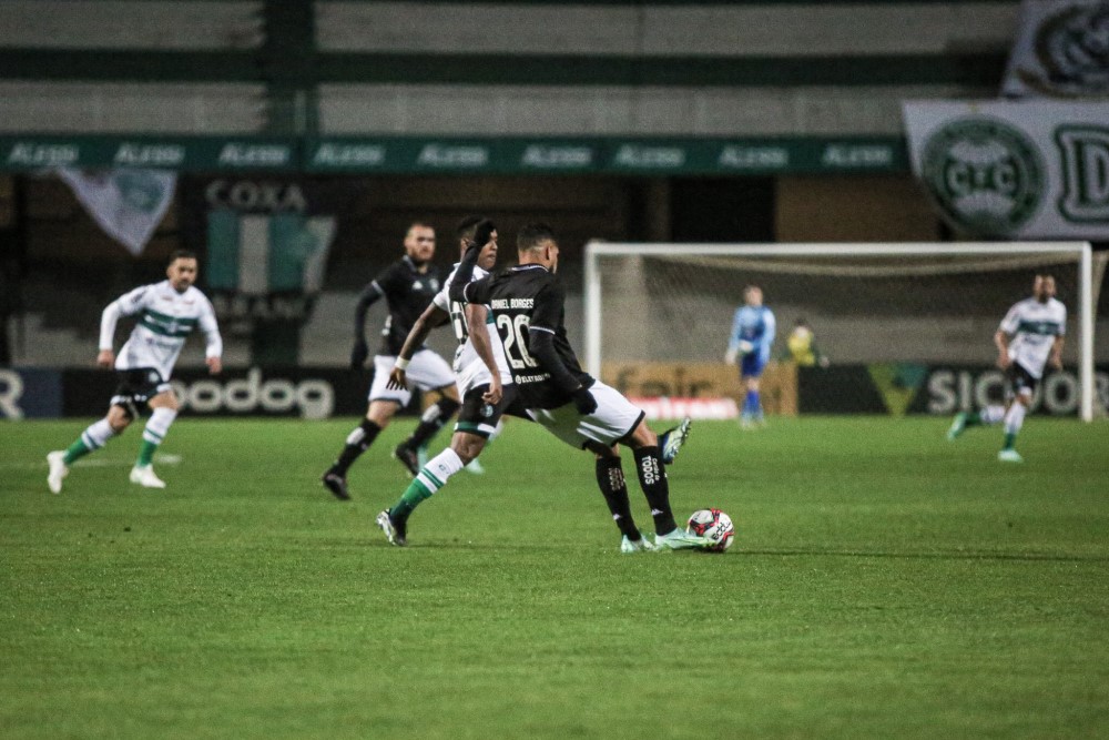 Coritiba perde do Botafogo em casa e vê liderança da Série B em risco