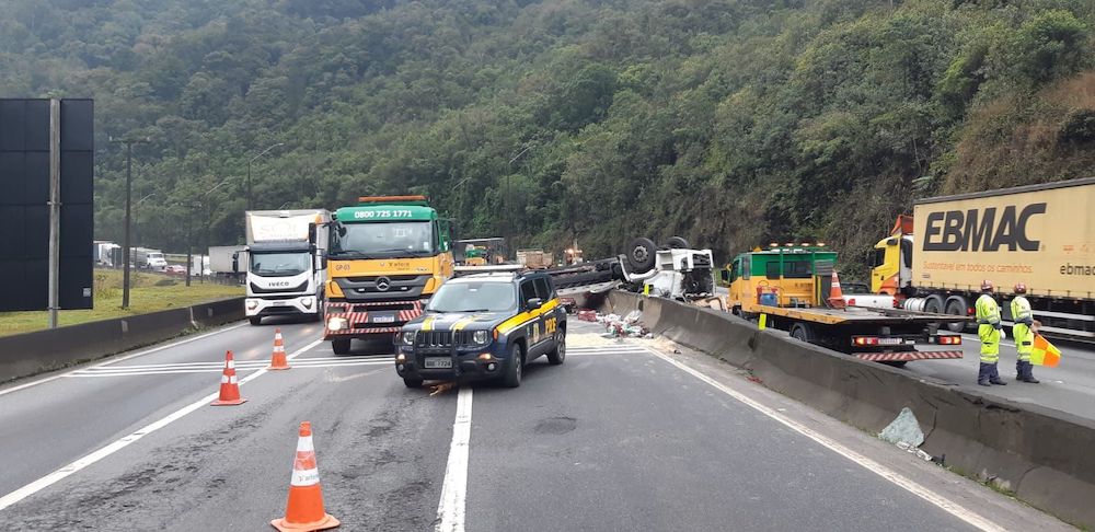 Grave acidente interdita pistas da BR-376 nos dois sentidos, em Guaratuba; motorista morreu