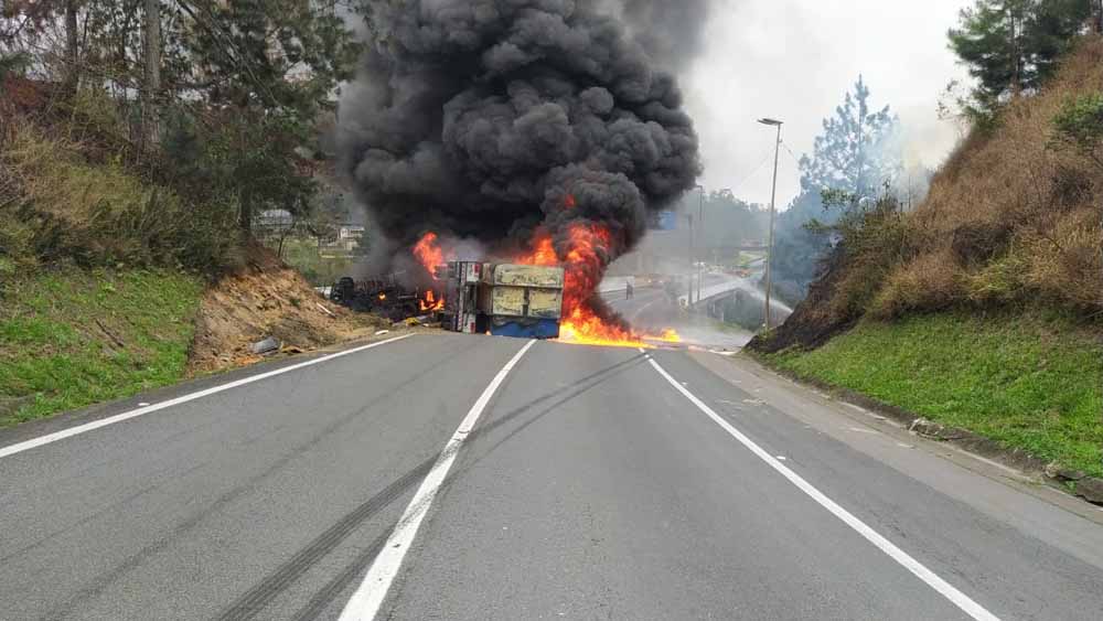 Acidente: caminhão pega fogo na Régis e interrompe tráfego no sentido São Paulo. Veja vídeo