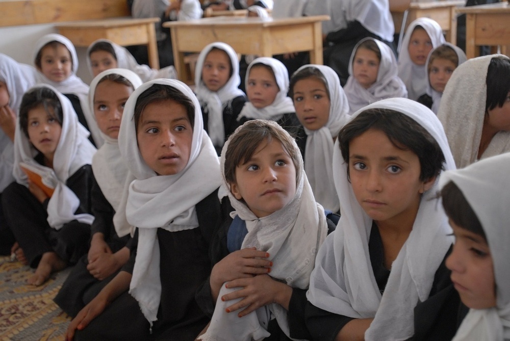 Afeganistão: novo regimento prejudica a educação de mulheres