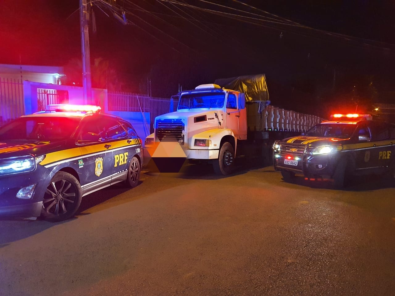 Polícia apreende uma tonelada de maconha em carreta, em Cascavel