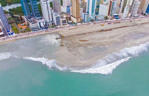 Balneário Camboriú triplica faixa de areia engolida por construções à beira-mar