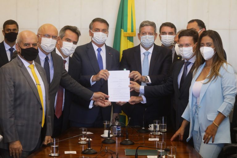 Bolsonaro entrega ao Congresso MP do novo Bolsa Família e PEC dos precatórios