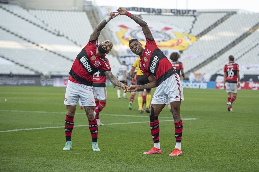 Flamengo dá show e volta a superar o Corinthians na Neo Química Arena