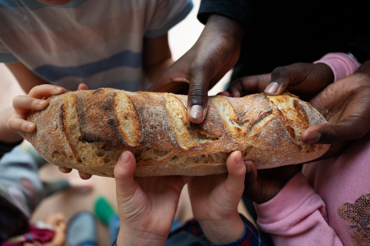 Projeto social distribui alimentos para famílias de comunidades vulneráveis