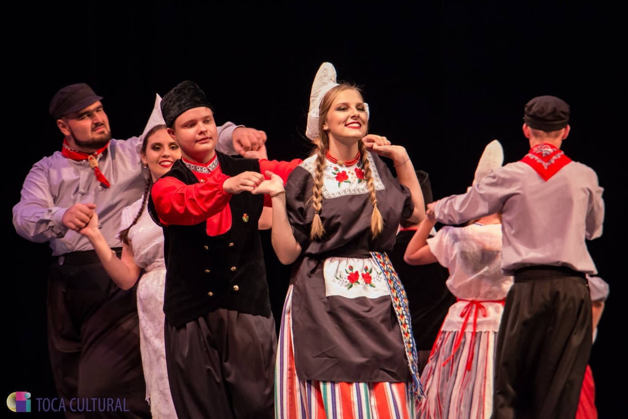Evento conta a história de grupos que cultivam tradições por meio da dança