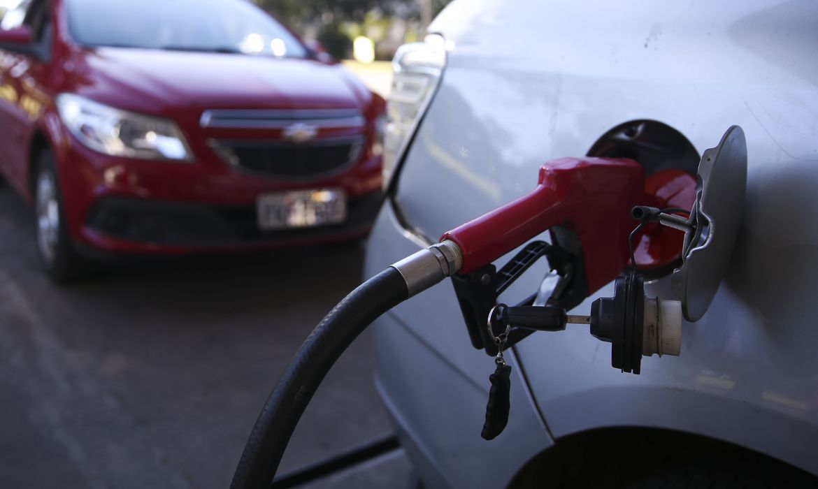 Após consecutivas altas, preço médio do litro da gasolina cai 5 centavos no Paraná