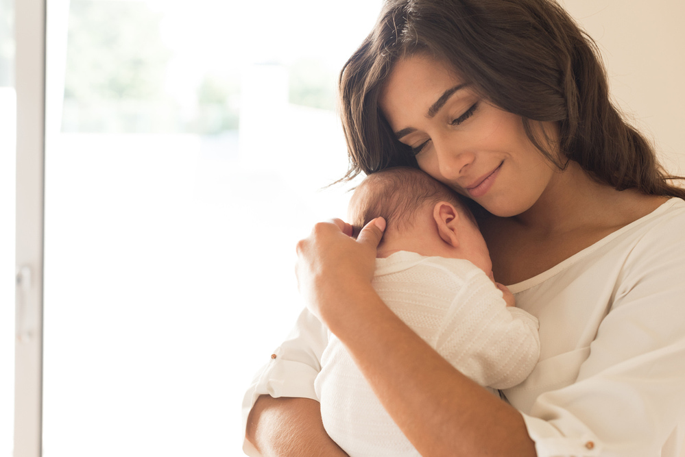 Amamentar é saudável para o bebê e reduz o risco de câncer de mama na mãe