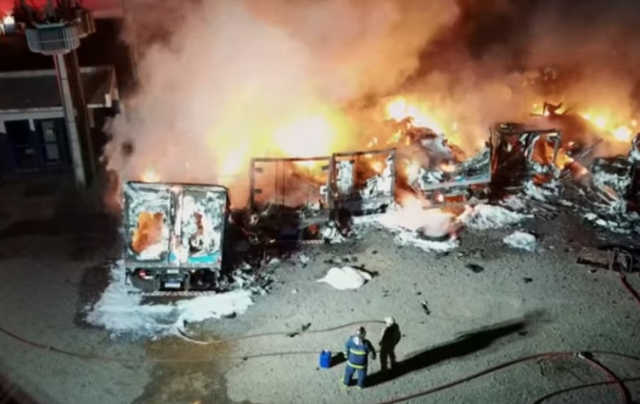 Incêndio atinge caminhões em fábrica de sorvetes no Paraná