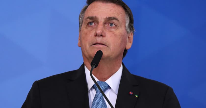 Bolsonaro assina MP para limitar remoção de conteúdos das redes sociais