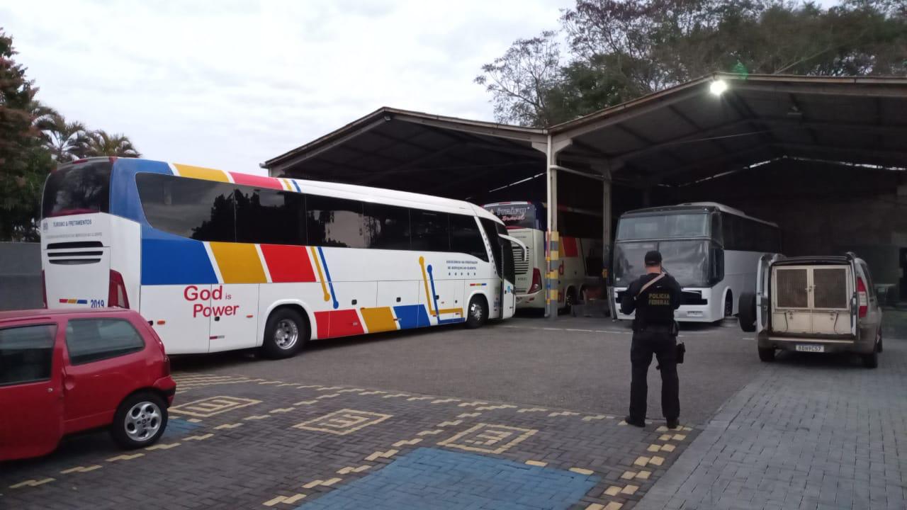 PF desarticula quadrilha que usava ônibus com passageiros para traficar armas e drogas