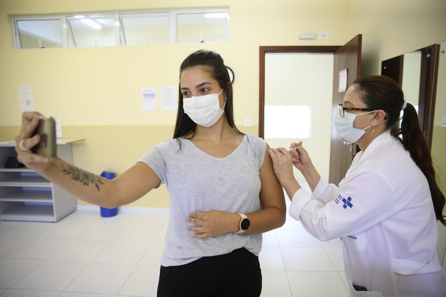 Covid-19: 95% da população adulta já recebeu ao menos uma dose contra a doença no Paraná
