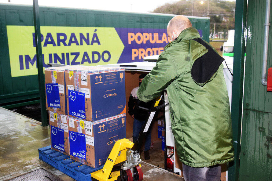 Covid: Paraná recebe 127,5 mil vacinas; outras 184 mil doses chegam à noite
