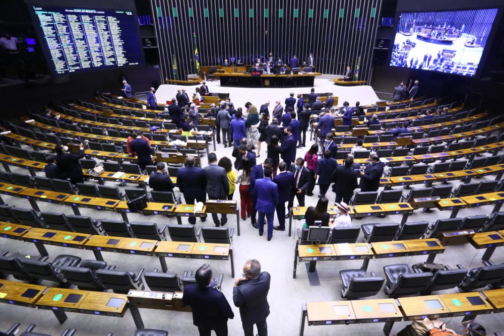 PL e PP, líderes do centrão e aliados de Bolsonaro, foram cruciais para derrota de voto impresso