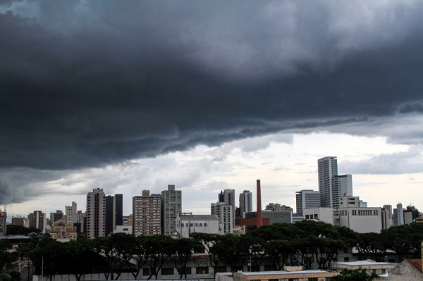 Frente fria muda o tempo e Paraná tem alerta de tempestade nesta quinta-feira (25)