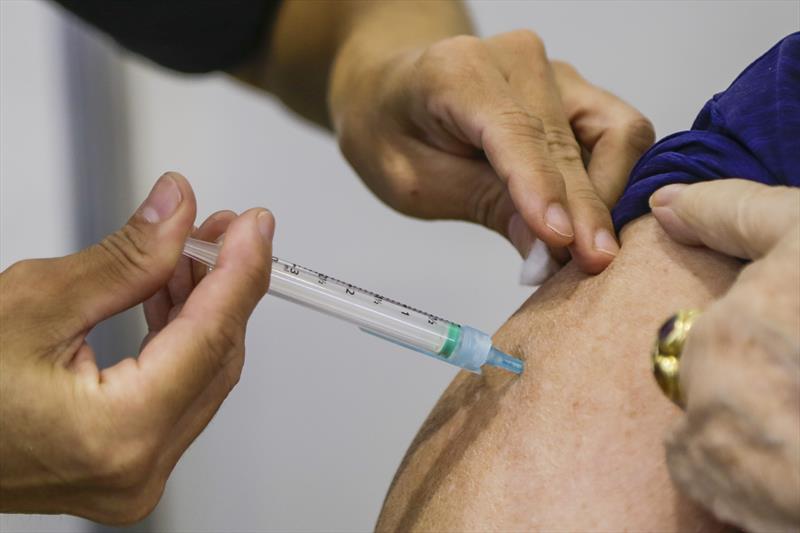 Curitiba se aproxima de 500 mil pessoas com vacinação completa contra a covid