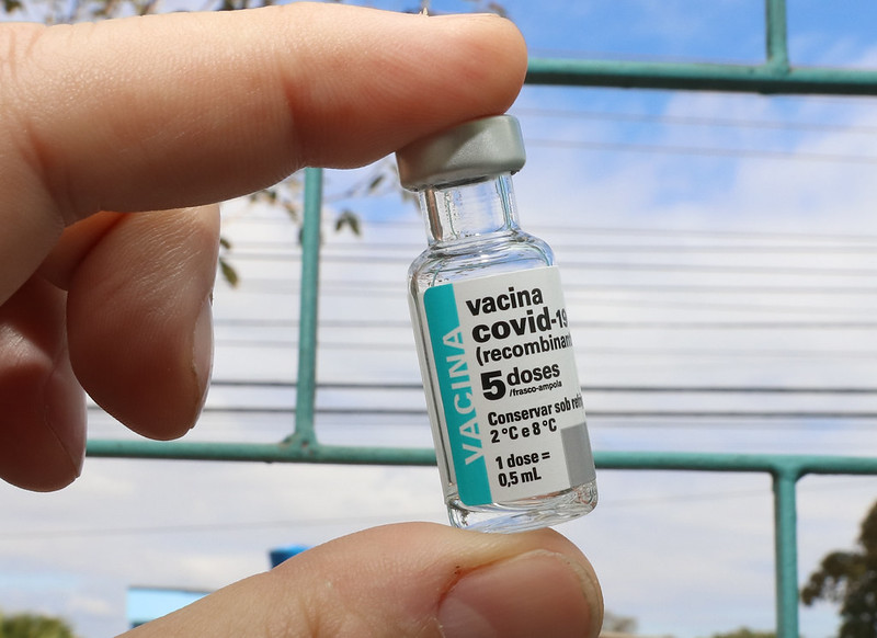 Com vacinas extras, Foz do Iguaçu imuniza pessoas com 20 anos