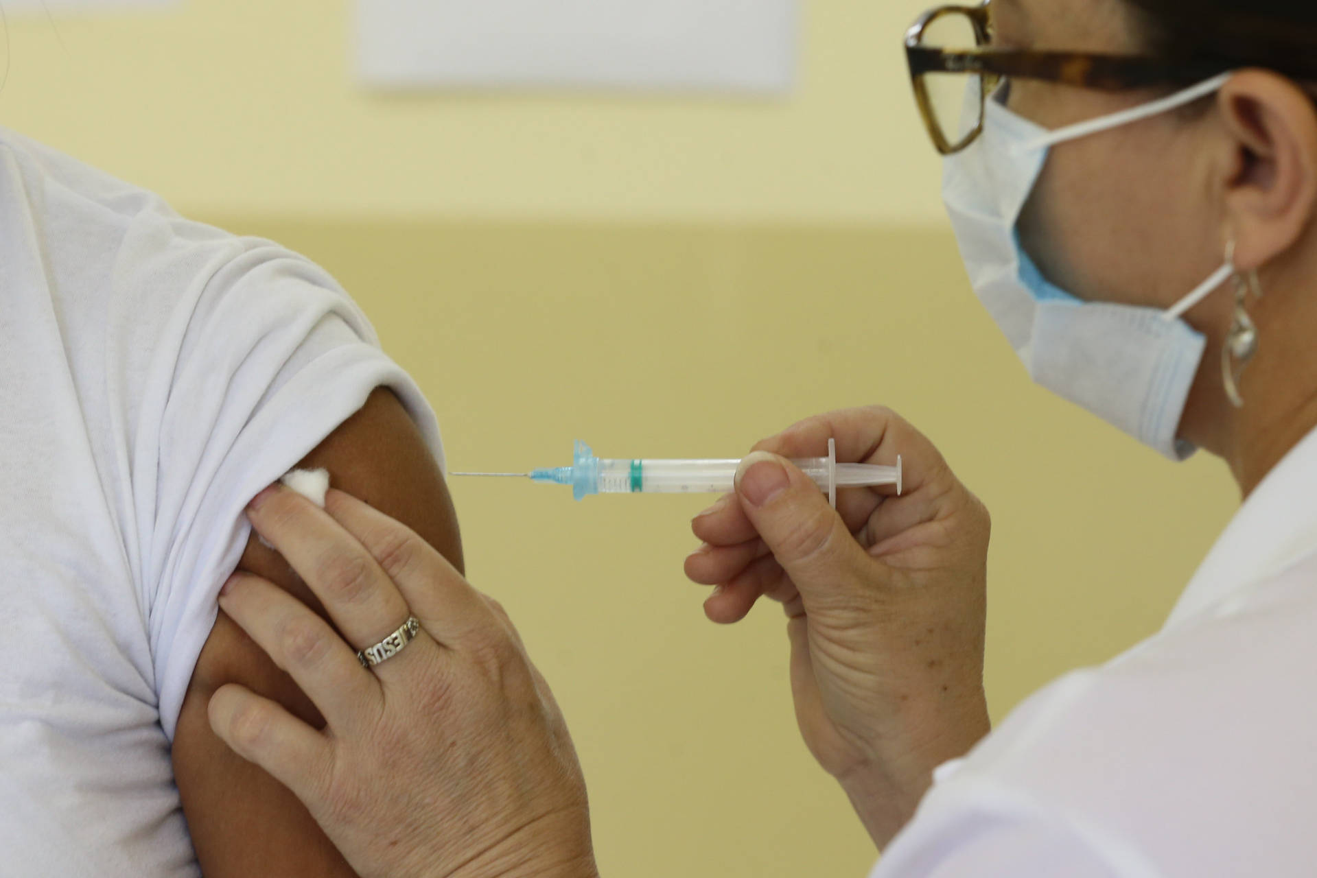 Erro faz pessoas receberem vacina contra tétano ao invés de covid no Paraná