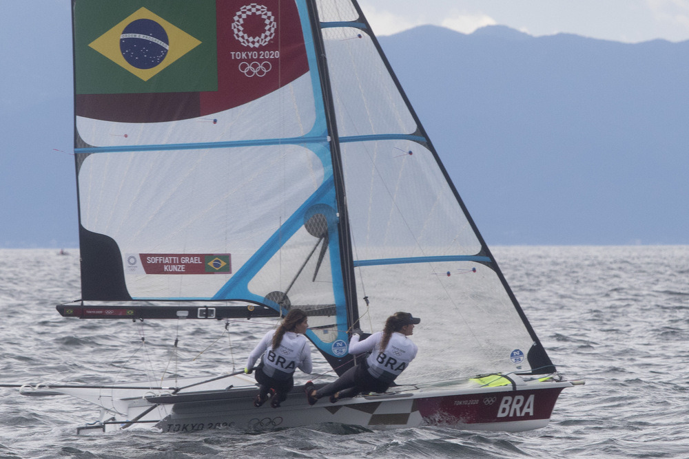 Martine Grael e Kahena Kunze velejam até o ouro e são bicampeãs nas Olimpíadas
