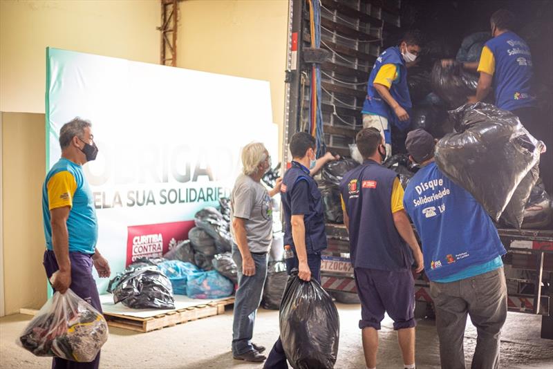 Curitiba envia 15 mil peças de roupas para a população do Haiti