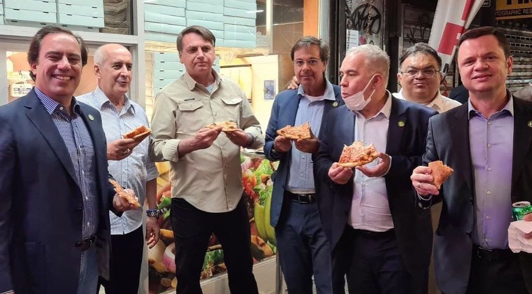 Bolsonaro evita exigência de vacina em restaurantes ao comer pizza na rua em Nova York