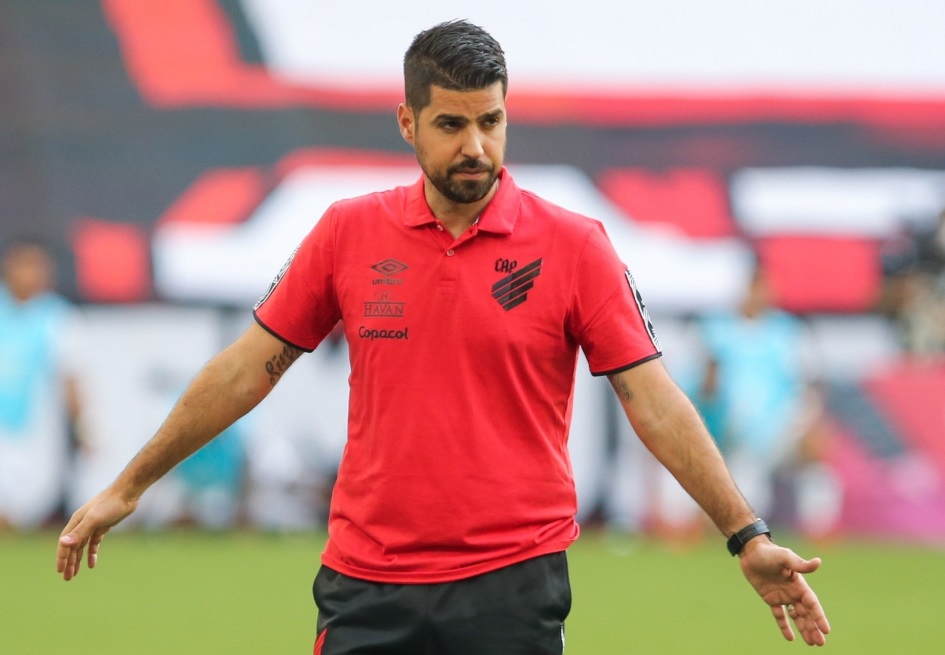 António Oliveira pede demissão do Athletico após queda na semifinal do Paranaense