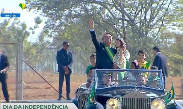 Bolsonaro chega a cerimônia em Rolls Royce pilotado por Nelson Piquet; acompanhe