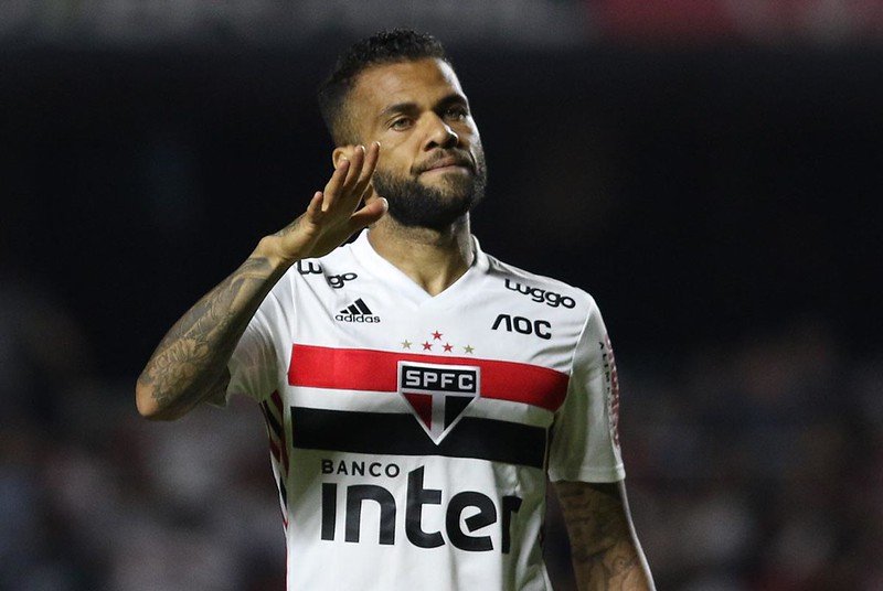 Daniel Alves está fora do São Paulo, anuncia diretoria da equipe
