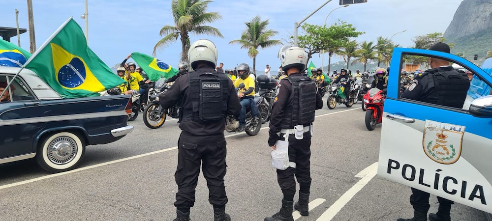 Apoiadores de Bolsonaro se aglomeram em manifestação em Copacabana, no Rio
