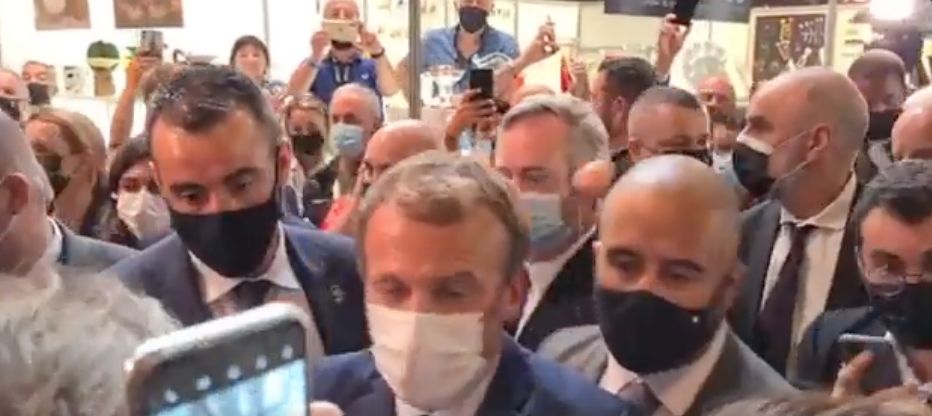 Emmanuel Macron é alvo de ovada durante evento na França; veja