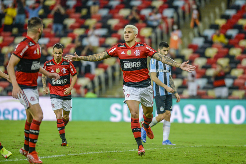 Com volta da torcida ao Maracanã, Flamengo bate Grêmio e vai à semi da Copa do Brasil