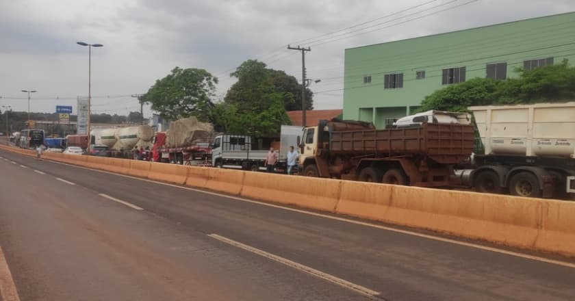 Caminhoneiros fecham rodovias no Paraná em atos pró-Bolsonaro