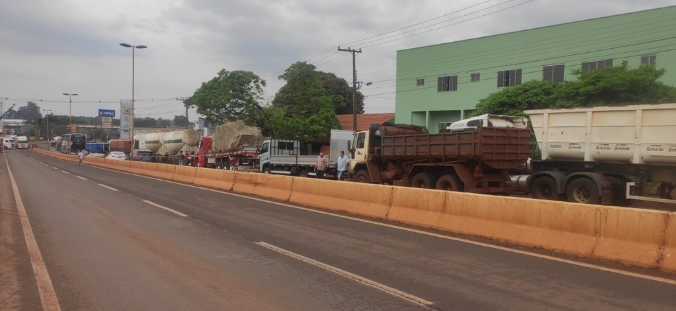 Caminhoneiros fecham rodovias no Paraná em atos pró-Bolsonaro; acompanhe