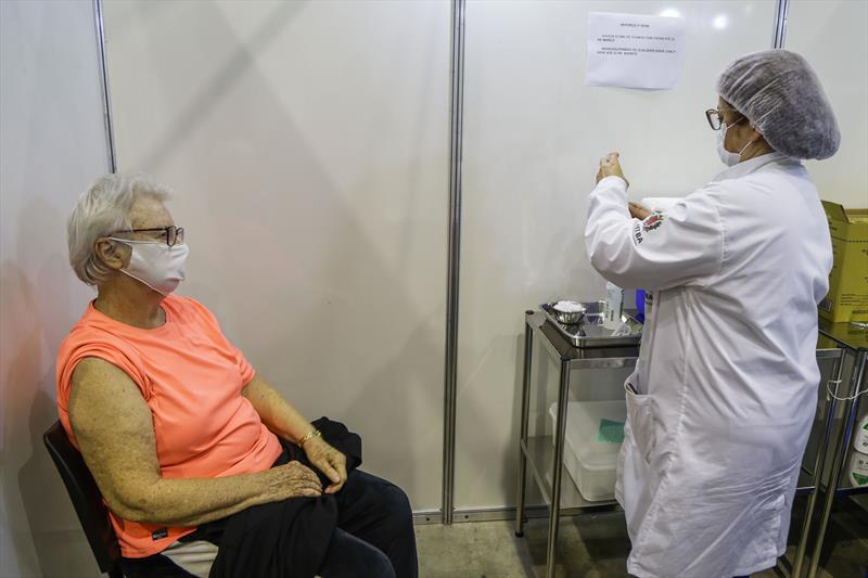 Curitiba adota repescagem contínua na vacinação contra Covid-19