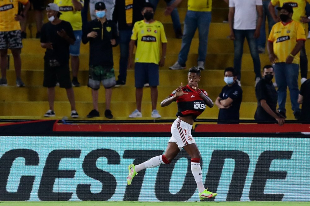 Flamengo vence Barcelona com gols de Bruno Henrique e avança para final da Libertadores