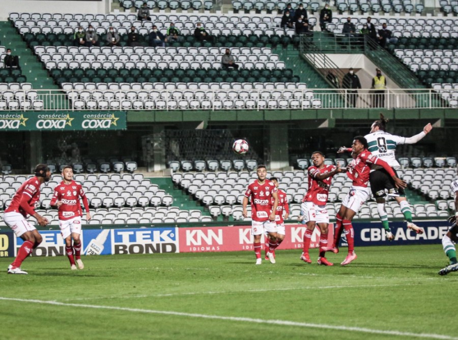 Coritiba vence Vila Nova com 12º gol do artilheiro Léo Gamalho na Série B