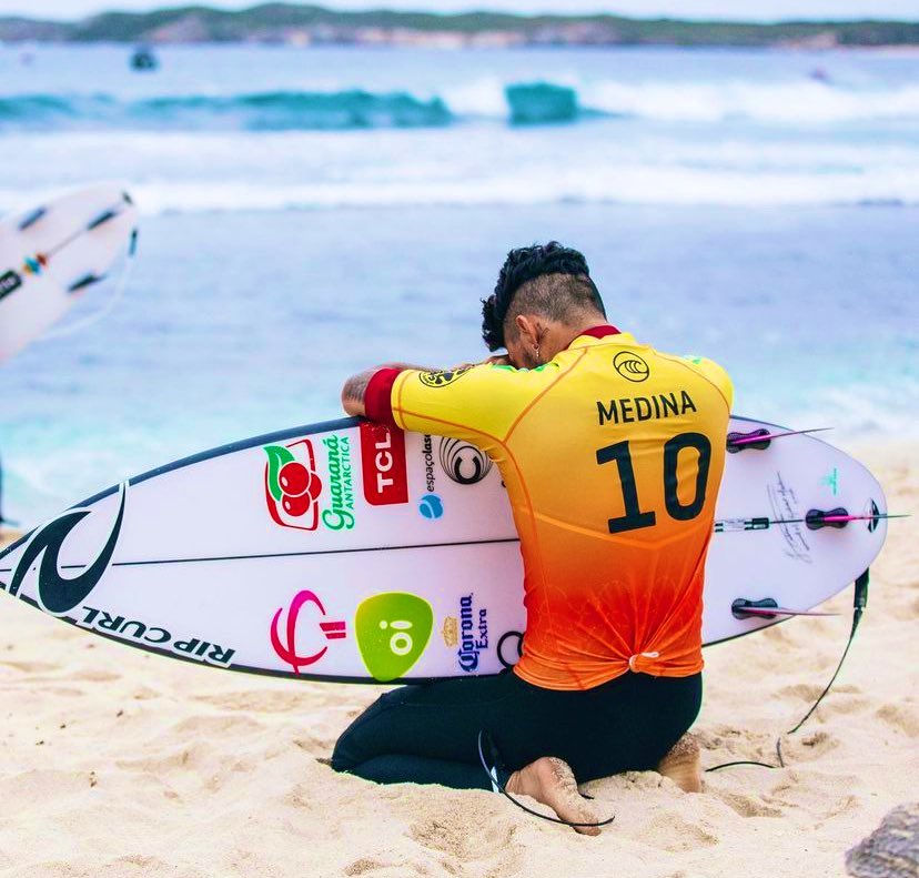 Medina é tricampeão mundial de surfe após ano de polêmicas e decepções