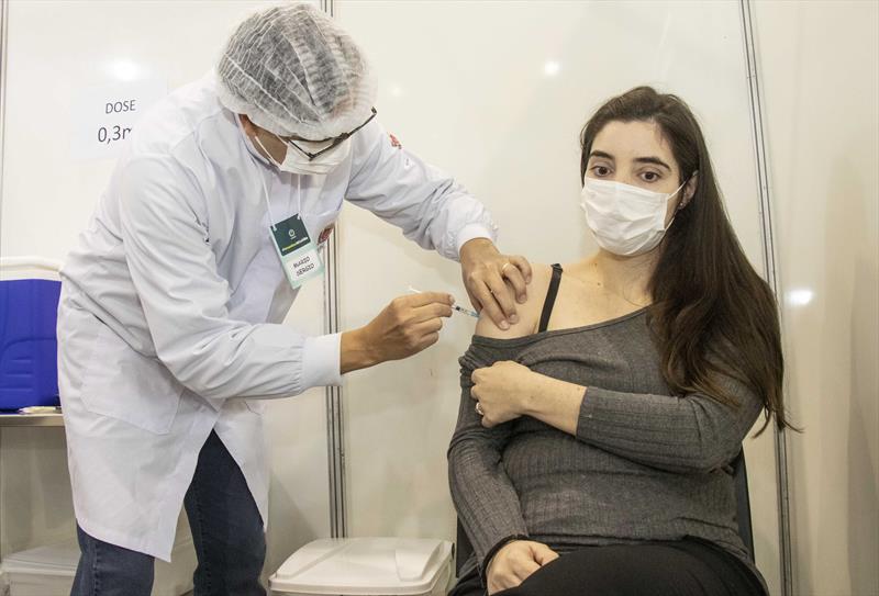 Curitiba inicia vacinação contra Covid-19 em gestantes com menos de 18 anos