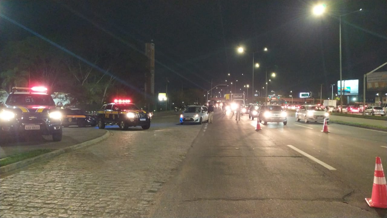 Polícia flagra motoristas alcoolizados durante operação na Linha Verde, em Curitiba