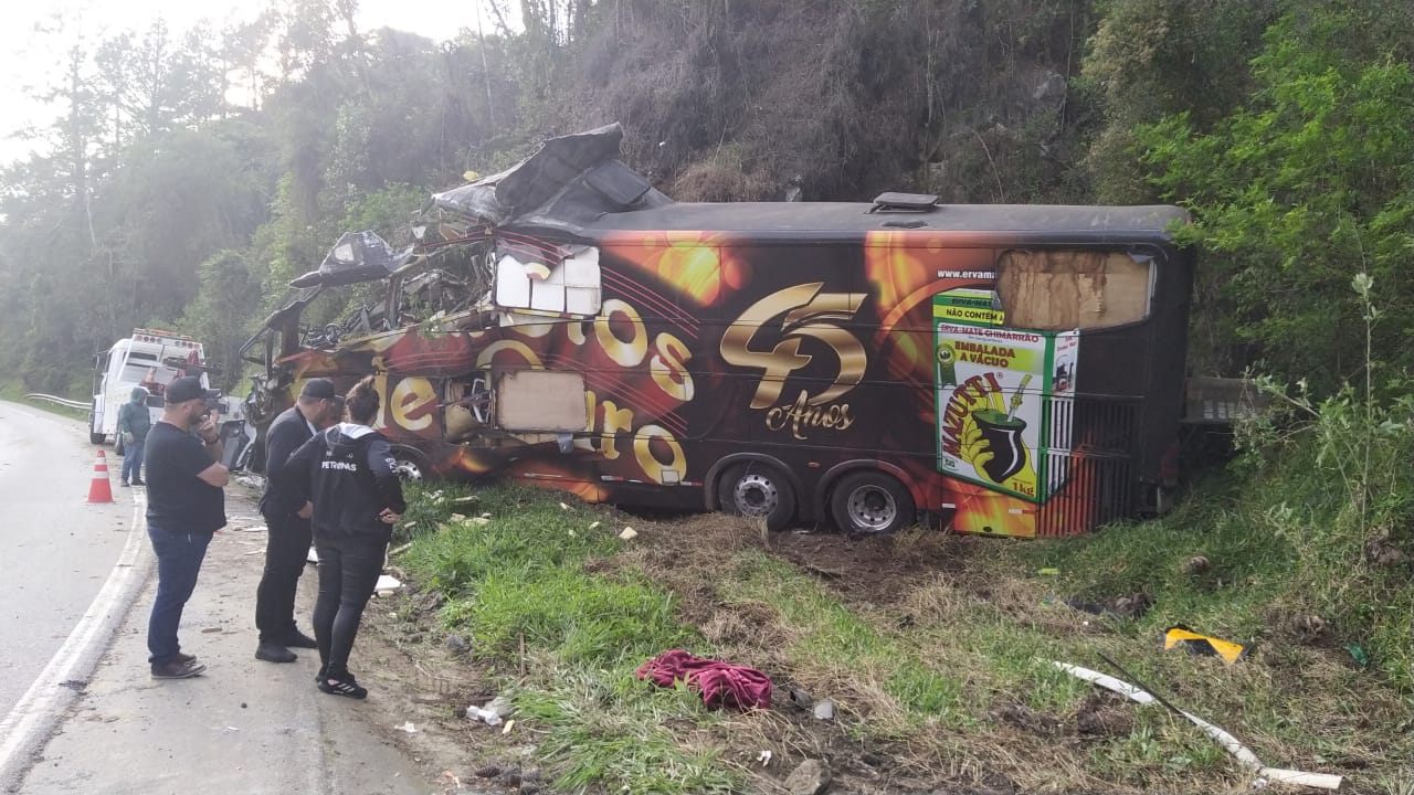 Ônibus da banda Garotos de Ouro se envolve em grave acidente em SC; vocalista morreu