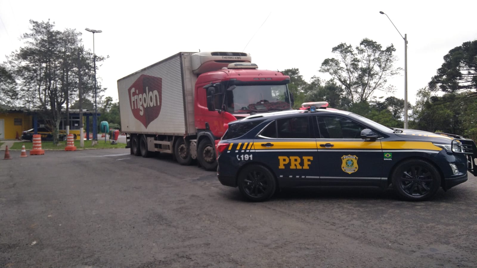 Suspeito rende caminhoneiro, tenta fugir da polícia pulando do veículo em movimento, mas acaba preso, em Ponta Grossa