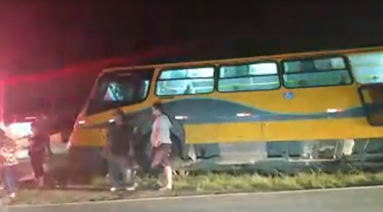 Ônibus tomba na PR-510, em Campo Largo, e deixa 20 pessoas feridas