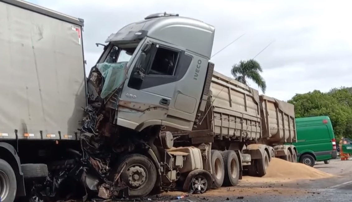 Engavetamento entre carros e caminhões deixa pelo menos dois mortos na Rodovia do Xisto