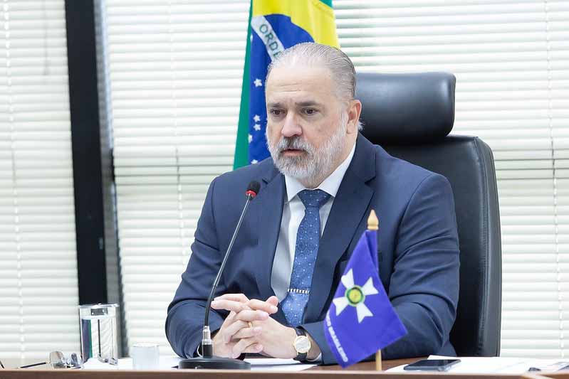 Randolfe Rodrigues diz que Senado convocará Aras para PGR se posicionar sobre texto da CPI