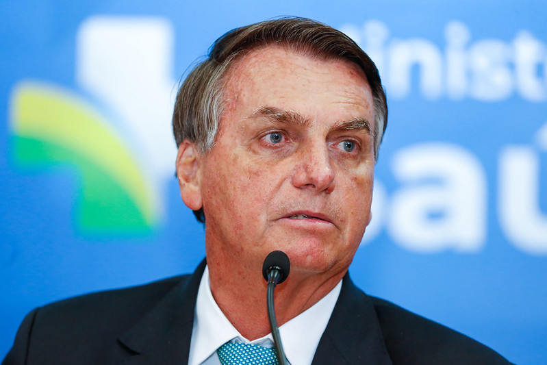 Bolsonaro diz que vai alterar lei para governo decidir sobre passaporte da vacina