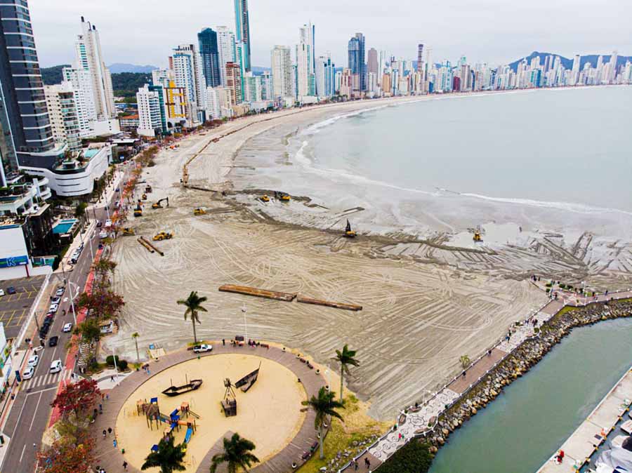 Avança obra de alargamento da praia de Balneário Camboriú