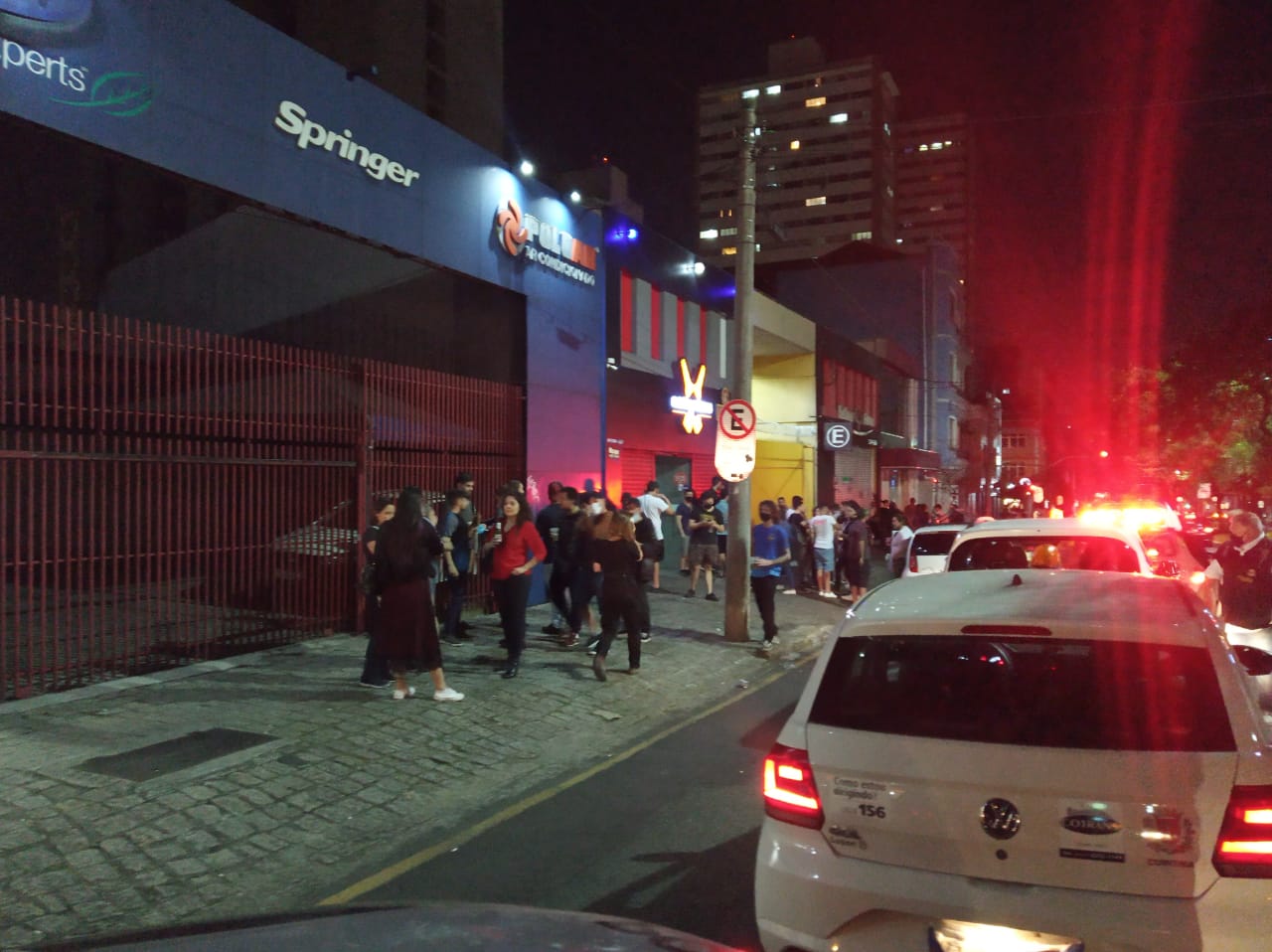 Fiscalização fecha bar com 300 pessoas aglomeradas no bairro Batel, em Curitiba