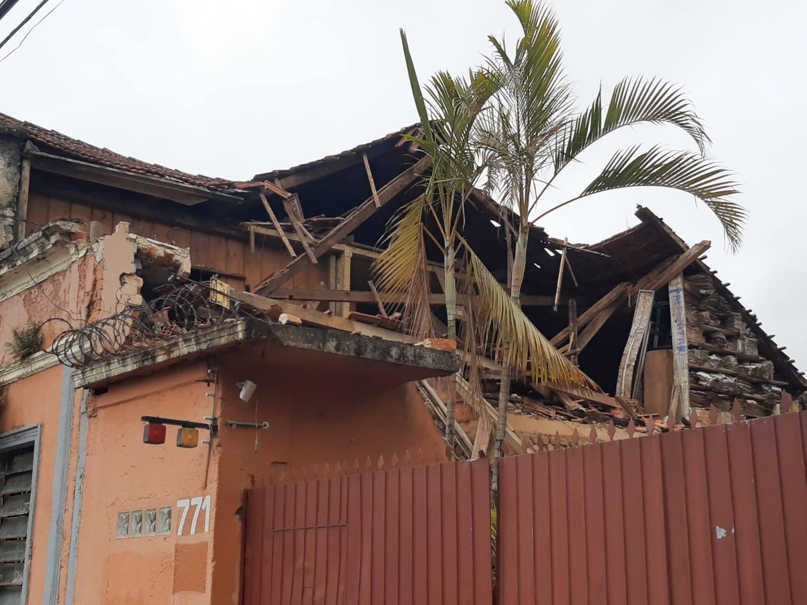 Incêndio destrói barracão abandonado na região central de Curitiba