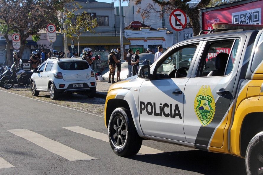 Fiscalização fecha 12 pontos comerciais e aplica meio milhão em multas no final de semana, em Curitiba