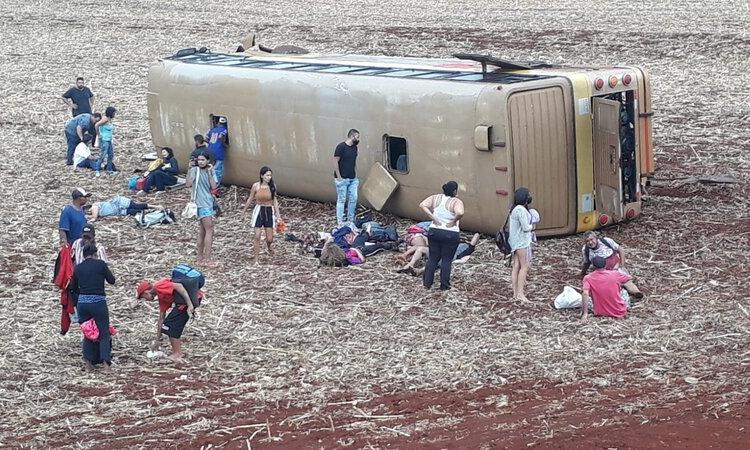 Ônibus de turismo tomba e deixa mais de 30 feridos na BR-369, no interior do Paraná